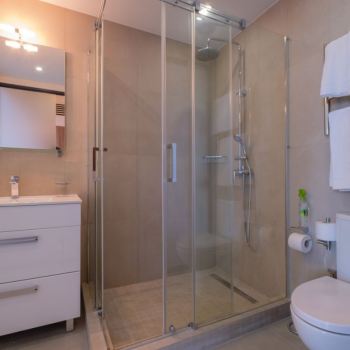Ванная комната в номере отеля Миндальная Роща в Алуште, Крым