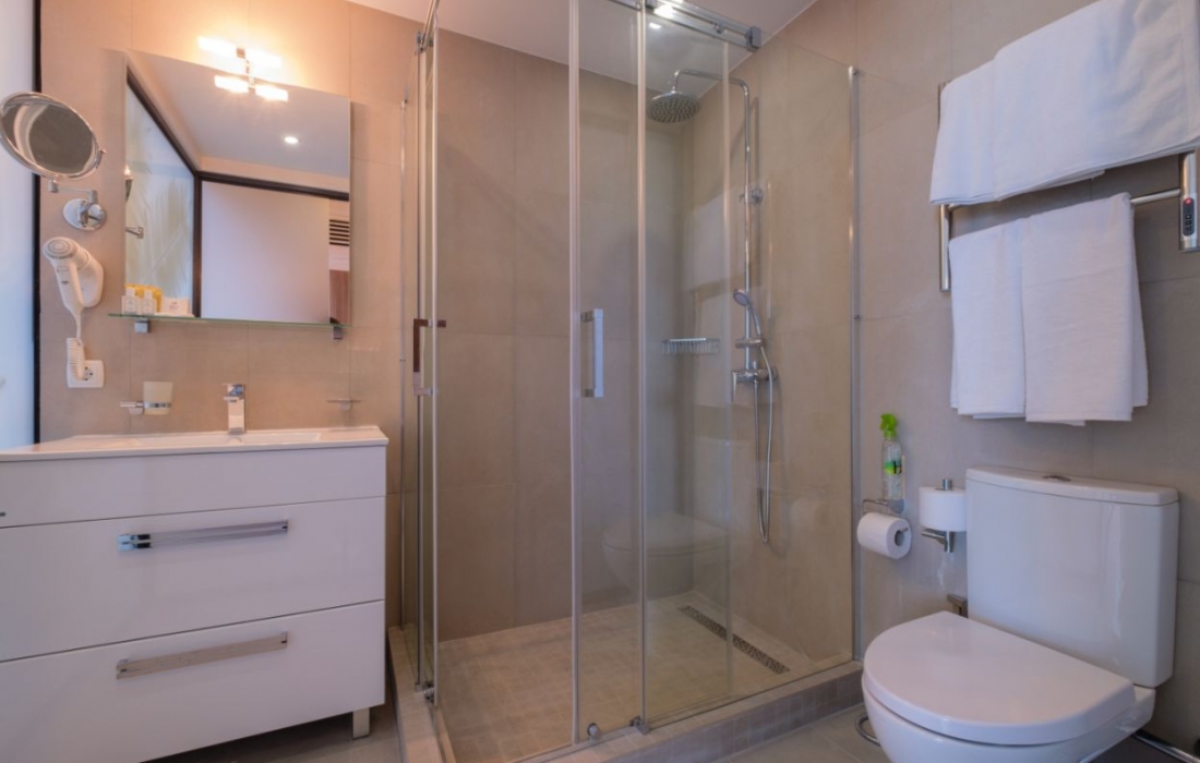Ванная комната в номере отеля Миндальная Роща в Алуште, Крым