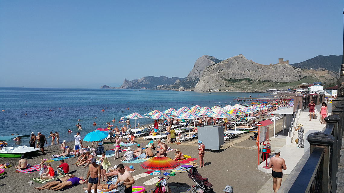 Центральный пляж в Судаке - где лучшие детские пляжи Крыма