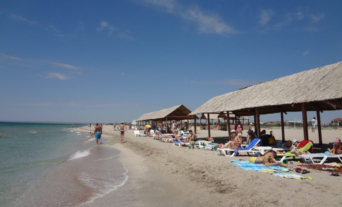 Детские пляжи в Крыму с пологим заходом - пляж “Оазис” в Евпатории