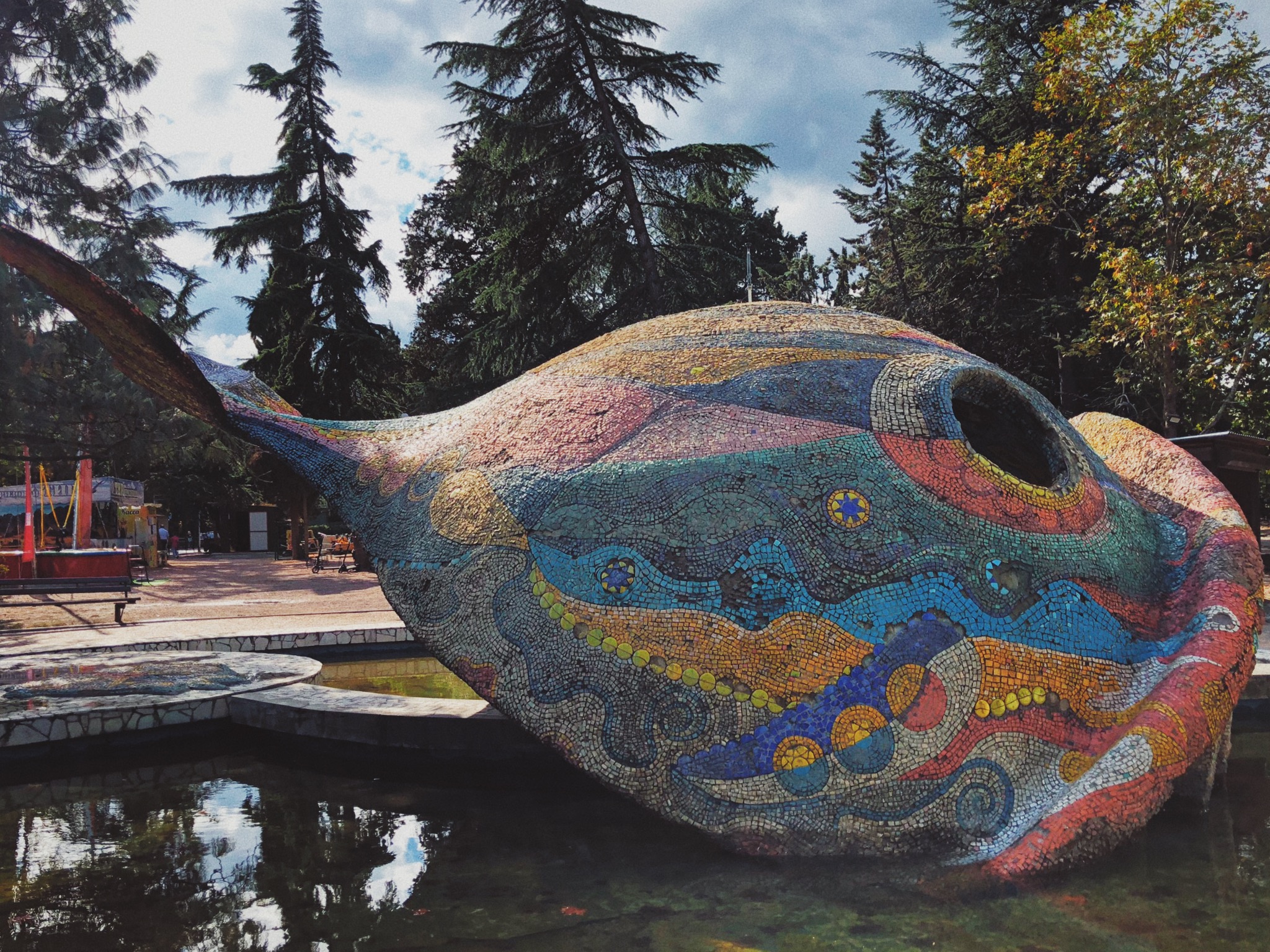 Скульптура-фонтан «Чудо-юдо Рыба-кит» в Алуште в Крыму