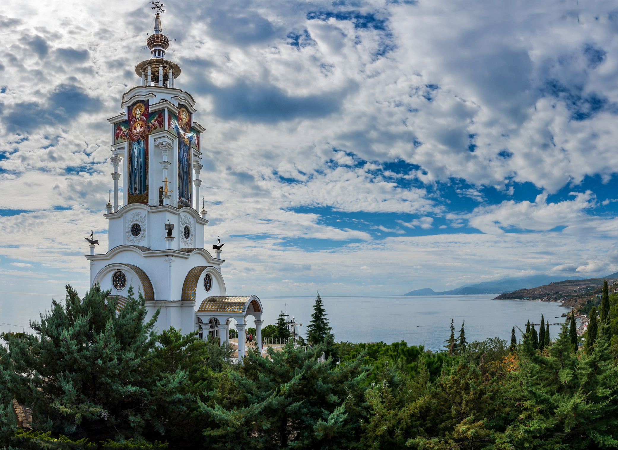 Храм-маяк святого Николая Чудотворца недалеко от Алушты в Крыму